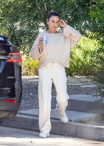 mila-kunis-leaves-a-friend-s-house-in-los-angeles-09-17-2024-0.jpg