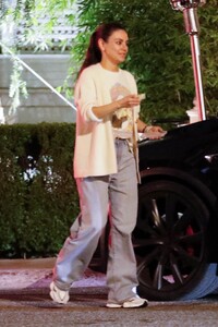 mila-kunis-leaves-san-vicente-bungalows-in-west-hollywood-05-22-2024-1.jpg