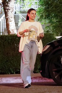 mila-kunis-leaves-san-vicente-bungalows-in-west-hollywood-05-22-2024-5.jpg