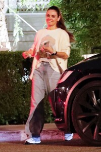 mila-kunis-leaves-san-vicente-bungalows-in-west-hollywood-05-22-2024-6.jpg