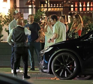 mila-kunis-night-out-with-friends-in-los-angeles-08-07-2024-1.jpg