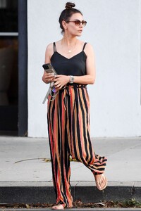 mila-kunis-out-for-dinner-date-at-taisho-sushi-in-sherman-oaks-08-27-2024-6.jpg