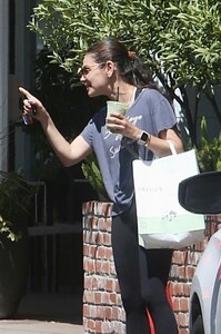 mila-kunis-shopping-at-jayde-s-market-at-beverly-glen-mall-in-beverly-hills-09-11-2024-2.jpg