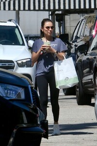 mila-kunis-shopping-at-jayde-s-market-at-beverly-glen-mall-in-beverly-hills-09-11-2024-3.jpg
