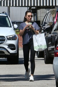 mila-kunis-shopping-at-jayde-s-market-at-beverly-glen-mall-in-beverly-hills-09-11-2024-4.jpg