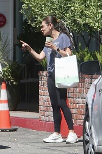 mila-kunis-shopping-at-jayde-s-market-at-beverly-glen-mall-in-beverly-hills-09-11-2024-5.jpg