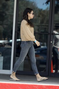 mila-kunisout-and-about-in-bel-air-03-24-2024-3.jpg