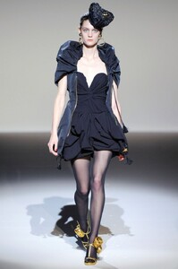 moschino_ss_2010_paris_(38).jpg