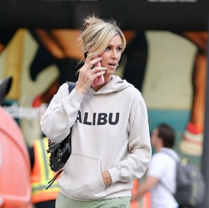 nicky-hilton-out-in-new-york-city-08-21-2024-5.jpg
