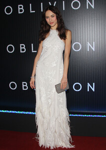 olgakurylenko-rio-premiere-mar27-3.jpg