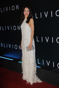 olgakurylenko-rio-premiere-mar27-4.jpg
