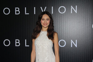 olgakurylenko-rio-premiere-mar27-6.jpg