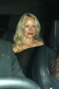 pamela-anderson-leaves-2024-glamour-awards-in-london-10-01-2024-1.jpg