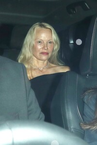pamela-anderson-leaves-2024-glamour-awards-in-london-10-01-2024-4.jpg