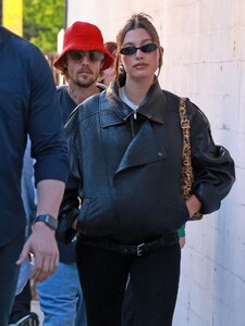 pregnant-hailey-bieber-arrives-at-church-with-justin-bieber-in-beverly-hills-07-31-2024-2.jpg