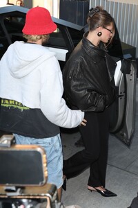 pregnant-hailey-bieber-arrives-at-church-with-justin-bieber-in-beverly-hills-07-31-2024-6.jpg