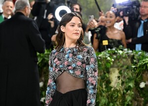 riley-keough-at-met-gala-2024-7.jpg