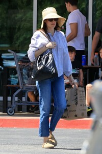 riley-keough-is-spotted-at-erewhon-market-in-los-angeles-05-15-2024-5.thumb.jpg.272a1701ac42e0f35c11988594fe7264.jpg