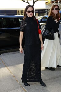 riley-keough-mesmerizes-in-black-lace-at-the-drew-barrymore-show-in-new-york-09-10-2024-4.thumb.jpg.ea977c872e01b4cb75d883041f5339d7.jpg
