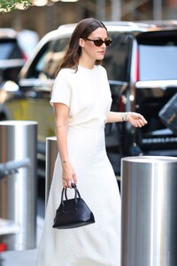 riley-keough-on-the-view-in-new-york-09-10-2024-1.jpg