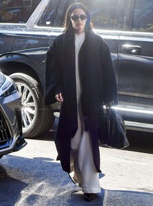 riley-keough-pictured-stepping-out-in-new-york-city-10-09-2024-2.jpg