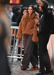 riley-keough-s-chic-teddy-bear-jacket-steals-the-show-at-valentino-10-09-2024-3.jpg