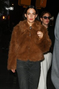 riley-keough-s-chic-teddy-bear-jacket-steals-the-show-at-valentino-10-09-2024-6.jpg