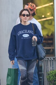 riley-keough-sports-a-graceland-sweatshirt-los-angeles-05-09-2024-6.thumb.jpg.0932092551afbe2ebd31d1302e865203.jpg