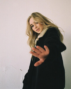 sabrinacarpenter-daily_28729.jpg