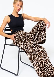 sassyclassy-satin-hose-mit-leo-print-braun-S4202H6804-5.jpg