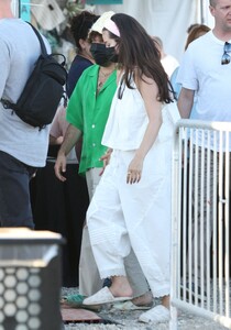 selena-gomez-and-benny-blanco-s-chic-chili-cook-off-date-fashion-meets-fun-0.jpg