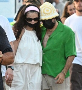 selena-gomez-and-benny-blanco-s-chic-chili-cook-off-date-fashion-meets-fun-4.jpg