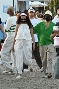selena-gomez-and-benny-blanco-s-chic-chili-cook-off-date-fashion-meets-fun-6.jpg