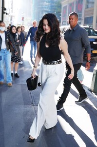 selena-gomez-slays-nyc-streets-rare-beauty-queen-s-oscar-worthy-style-6.jpg