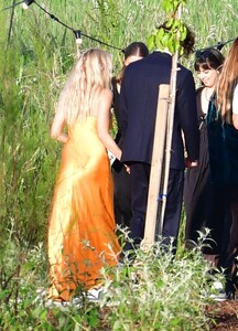 sienna-miller-and-oli-green-at-the-wedding-of-georgia-irwin-and-david-winter-at-la-certosa-island-05-25-2024-4.jpg