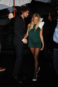 sienna-miller-arrives-at-anna-wintour-s-pre-met-gala-dinner-in-new-york-05-05-2024-2.jpg