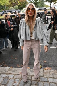 sienna-miller-brings-bohemian-chic-to-chloe-pfw-show-09-26-2024-0.jpg