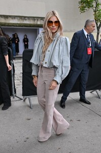 sienna-miller-brings-bohemian-chic-to-chloe-pfw-show-09-26-2024-3.jpg