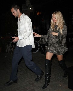 sienna-miller-dazzles-in-moonlight-chloe-s-resort-wear-meets-london-nights-09-20-2024-1.jpg