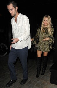 sienna-miller-dazzles-in-moonlight-chloe-s-resort-wear-meets-london-nights-09-20-2024-4.jpg