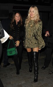 sienna-miller-dazzles-in-moonlight-chloe-s-resort-wear-meets-london-nights-09-20-2024-6.jpg