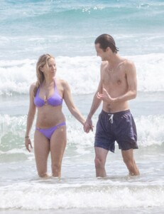 sienna-miller-flaunts-her-bikini-physique-while-vacationing-in-costa-rica-04-17-2024-0.jpg