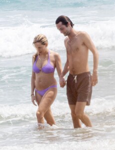 sienna-miller-flaunts-her-bikini-physique-while-vacationing-in-costa-rica-04-17-2024-1.jpg