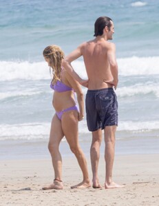 sienna-miller-flaunts-her-bikini-physique-while-vacationing-in-costa-rica-04-17-2024-2.jpg