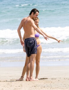 sienna-miller-flaunts-her-bikini-physique-while-vacationing-in-costa-rica-04-17-2024-3.jpg