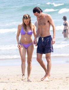 sienna-miller-flaunts-her-bikini-physique-while-vacationing-in-costa-rica-04-17-2024-4.jpg