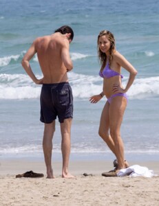 sienna-miller-flaunts-her-bikini-physique-while-vacationing-in-costa-rica-04-17-2024-5.jpg