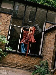 sienna-miller-how-to-spend-it-08-03-2024-4.jpg