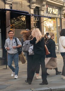 sienna-miller-oblivious-to-surroundings-laughs-on-phone-in-london-10-07-2024-11.jpg