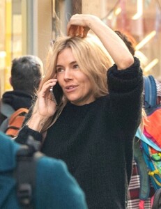 sienna-miller-oblivious-to-surroundings-laughs-on-phone-in-london-10-07-2024-2.jpg